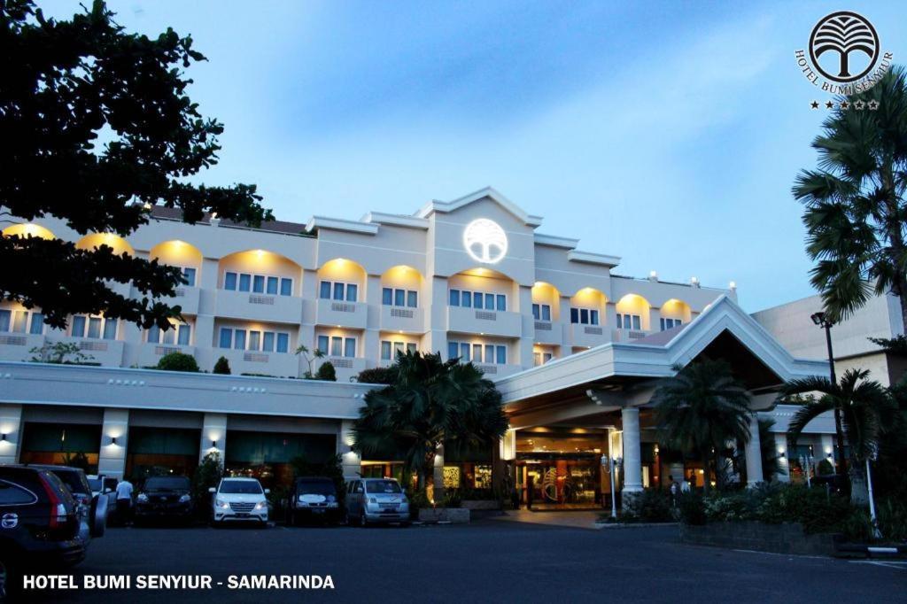 Bumi Senyiur Hotel Samarinda Exterior foto